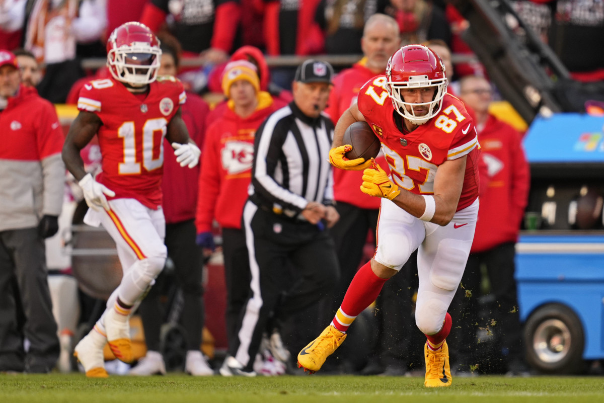 Jan 30, 2022; Kansas City, Missouri, USA; Kansas City Chiefs tight end Travis Kelce (87) runs with the ball against the Cincinnati Bengals during the second quarter of the AFC Championship Game at GEHA Field at Arrowhead Stadium. Mandatory Credit: Jay Biggerstaff-USA TODAY Sports